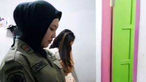Tommy nongkrong di lantai teras depan rumah. Apakah Melihat Foto Perempuan Seksi Di Medsos Membatalkan Puasa Tribunnews Com Mobile
