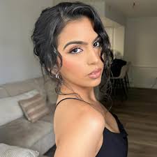 A woman who knows what she brings to the table is not afraid to eat alone  🍝 Hair & makeup by me