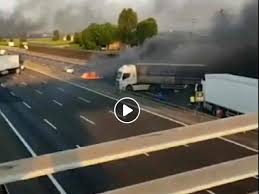 Le auto in fiamme articolobanditi davanti a me col mitra. 3gqvbexkjp4hmm