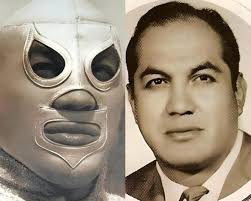SabiasQue Rodolfo Guzmán Huerta mejor conocido como El Santo, fue el mas  famoso de los luchadores en México y se considera una leyenda del cine de  culto. Protagonizo 52 películas de enorme