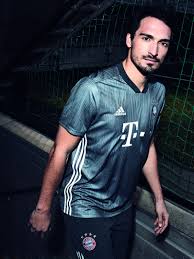Home, away & cl jersey now in the official fcb fanshop. Asi Es El Tercer Uniforme Del Bayern Munich