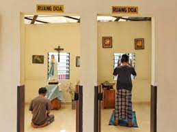 Kamu bisa menyampaikan doa berikut ini untuk menyampaikan rasa syukurmu kepada tuhan. Potret Ruang Doa Dua Agama Berbeda Yang Saling Bersebelahan Ini Bikin Tersentuh Indozone Id
