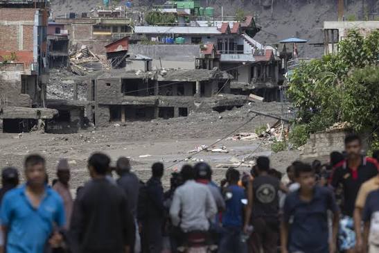 Sucesos #Internacionales #Luto #Nepal #Tragedia Inundaciones en Nepal dejan  más de 1,100 muertos ⚫ La Policía de Nepal informó que 1,127  personas han muerto tras las devastadoras inundaciones provocadas por un  alud