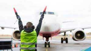 Merujuk situs sekolah penerbangan untuk menjadi staf penerbangan, termasuk marshaller, dibutuhkan sejumlah syarat khusus. 5 Alasan Kenapa Peran Marshaller Begitu Penting