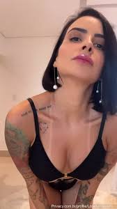 Lola Benvenutti, uma gata de curvas incrivelmente sedutoras, tá se exibindo  com toda a sua sensualidade! - Diabinhas Xvideos Onlyfans