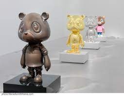 His mother, who studied needlepoint and designed textiles, had a tremendous influence on murakami's interest in the arts. Pin By Jay Z S Life Times On Art Design Takashi Murakami Art Takashi Murakami Sculpture Murakami