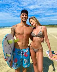 Sasha meneghel mudou seu status de solteira para a mais nova. Sasha Meneghel E Pedida Em Casamento Por Joao Figueiredo Nd