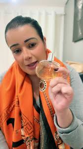 elaine.marqueti Encapsulando a própria essência da Prada, o frasco r...