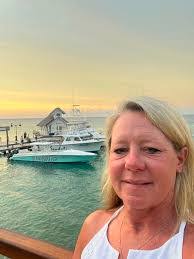 Keely Dunn's Instagram, Twitter & Facebook