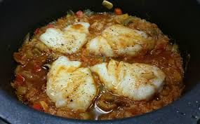 Una vez que rompe el hervor incorporar los lomos de merluza y apagar el fuego. Cocina Basica Y Fresca Lomos De Merluza En Salsa Con Verduras Cbf