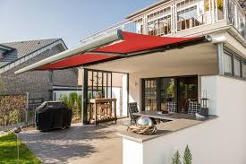 Ihr einsatz ist dann sinvoll, wenn sie einen dauerhaften und für einen bestimmten platz begrenzten sonnenschutz suchen. Die Markise Erweitert Die Terrasse Und Spendet Schatten Markise Markisen Terrasse Garten Sonnenschutz Markise Haus Dachfenster