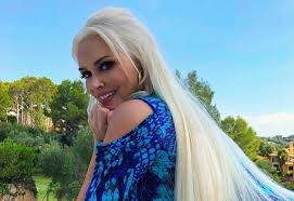 In das kleine pinkfarbene „café katzenberger dürfen nur fans, die vorher 108 euro überwiesen haben. Daniela Katzenberger Sei Schlau Stell Dich Dumm Wie Eine Blondine Deutschland Erobert