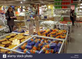 Dpa Shop Frauen In Der Haushaltswaren Markthalle Fur Das Ikea Einrichtungshaus In Gunthersdorf Bei Leipzig 15 November 2002 Dieser Shop Wurde 1994 Eroffnet Hat 12 300 Quadratmetern Und Beschaftigt 260 Mitarbeiter Der Ikea Konzern