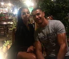 La guapísima georgina no se ha querido perder la gala y esta es su primera aparición pública desde que esta con el mejor jugador del mundo. Bei Gucci Kennengelernt Georgina Uber Ihre Liebe Zu Weltstar Ronaldo Real Total