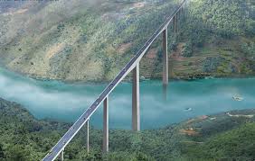 Jembatan yang terletak di provinsi jiangsu, tiongkok ini dibangun dalam kurun waktu 4 tahun dengan melibatkan 10 ribu orang pekerja dan menghabiskan biaya sekitar. 10 Jembatan Terpanjang Di Dunia Yang Perlu Kamu Ketahui