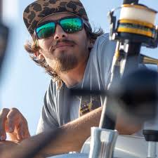 How to replace a gas tank in a boat?