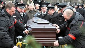 Вынос гроба с телом политика бориса немцова по окончании церемонии прощания. Ubijstvo Borisa Nemcova Moskva 24 28 02 2015