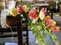 Blumen sind ein großes thema bei einer hochzeit. Blumenschmuck Hochzeit Hochzeitsfloristik Traumhochzeit Cc