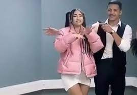 Tras el triunfo de chile con sus dos goles , alexis sánchez valoró el trabajo del equipo por sobre su sueño de repetir lo que hizo marcelo salas ante los ingleses en 1998. Alexis Sanchez Cumplio Su Sueno De Conocer A Paloma Mami Hasta La Escucho Cantar