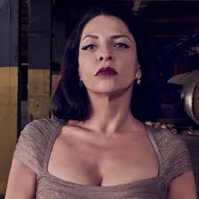 Pragnąc pomścić śmierć ukochanego i pogrążyć odpowiedzialnych za to członków mafii, kobieta. Ozark Veronica Falcon Queen Of The South In Letzter Staffel Mit Dabei Ali Stroker Ebenfalls Neu In Der Vierten Staffel Tv Wunschliste