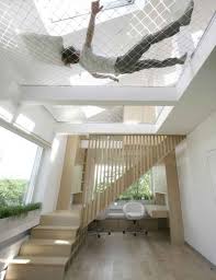 An indoor hammock can make an indoor nook feel like a staycation paradise. Have An Extra Tall Ceiling Stretch A Ceiling Hammock Across It Maison Filet D Habitation Amenagement Maison