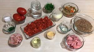 A continuación, agregas el vino, lo dejas un minuto para que se consuma el alcohol, e incorpora las lentejas y las patatas troceadas en dados pequeños. La Antojadera Sopa De Lentejas Charras