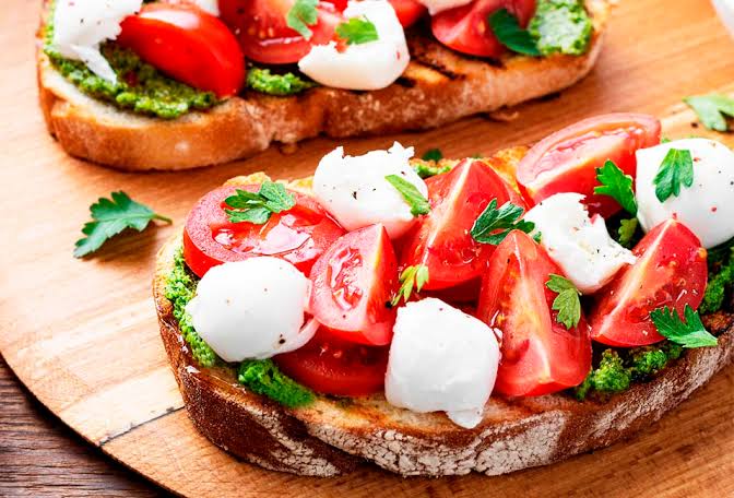 Caprese-crostini med pestosås