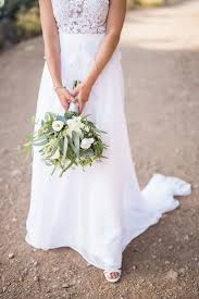 Romantischer Brautstrauss In Weiss Und Grun Mit Eukalyptus Brautstrauss Brautstrausseukalyptus Braustraussweiss Brautstrauss Brautstrauss Weisse Rosen Hochzeit