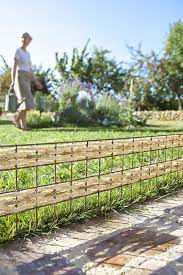 une barriere tressee pour le jardin cloture jardin jardin recup separation jardin