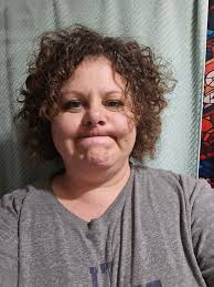 Stylist for curly hair cuts with dry hair