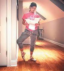Tsarli Nt Amelio H 16xronh Ekatommyrioyxos Poy Dinei Grammh Sto Tik Tok Style Fashion Capri Pants