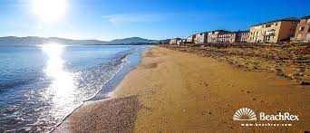 Het strand van port grimaud, dicht bij het prachtige stadje ontworpen door architect françois spoerry. Strand Du Port Grimaud Grimaud Var Frankreich Beachrex Com
