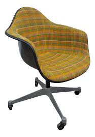 Like other furniture manufacturers in west michigan at the. Vintage Herman Miller Rolling Shell Desk Chair Dat 1 Chairish