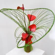 It doesn't take many to create a lush arrangement. Contemporary Vase Arrangement Blumen Vase Grune Vase Diy Vase