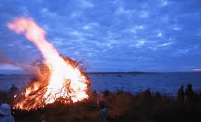 Grønne asparges med sauce mousseline og friske fjordrejer. Guide Til Sankt Hans Bal I Fjordlandet Visit Fjordlandet