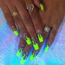 Sans compter qu'à ce jour il s'agit de la procédure d'application la plus saine proposée pour la pose de faux ongles. Ongles Neon La Tendance Phare Et Haute En Couleur De L Ete 2019