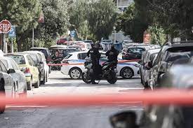 Σύμφωνα με τις πρώτες πληροφορίες, οι πυροβολισμοί ακούστηκαν σε πολυκατοικία που βρίσκεται στην οδό κουμουνδούρου πίσω από το μετρό του αλίμου. Hzf8uebbx1p9dm