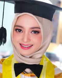 Agar wajah tidak terlihat kering gunakan moisturizer / pelembab wajah. Makeup Wisuda Rumah Rias Itut Bambang Bridestory
