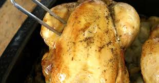 Decouper Une Volaille Rotie Une Decoupe Nette Pour Une Belle Presentation Sur Assiette La Recette Par Chef Simon Decouper Un Poulet Poulet Roti Volaille