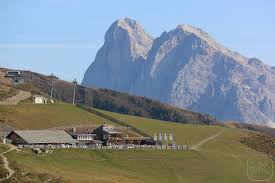 The only hotel in the immediate vicinity of rossalm ski lift is the vista hotel. Woodywalk Rossalm Im Vordergrund Dolomiten Im Hintergrund Plose Brixen Sudtirol Suedtirol Wandern Berge Urlaub Woodywalk Reisen Sudtirol Dolomiten