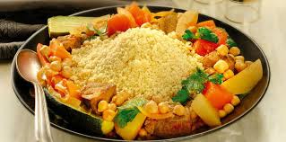 Le couscous est sans doute l'un des plats les plus connus au monde, au même titre que la pizza, la paëlla le couscous est décoré d'œufs durs lors des cérémonies de fêtes. Le Couscous Le Plat Le Plus Populaire Au Monde Fut Cree En Kabylie Son Origine Est Berbere Elmesmar