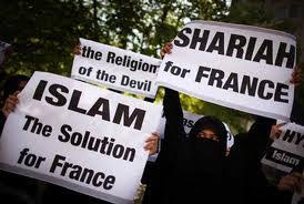 L'Islam radical enseigne la haine - Page 2 Images?q=tbn:ANd9GcQpGeajTWt1qqi57rEE1fr0OMSaVa57gqpCH5r-kHyWmLFZ4hfR
