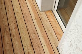 Verlegt man sie in längsrichtung, wird auch das ganze zimmer optisch in die länge gezogen, die verlegung in querrichtung erzielt den gegenteiligen effekt. Dielen Auf Dem Balkon Verlegen Diy Academy