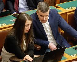 Szlávik doktornak a gyermekei meg dubajból posztolnak képeket. Potocskane Kiallok Jakab Peter Mellett Ez A Lenyeg