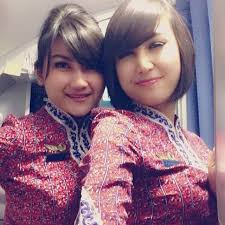 Gaya rambut pendek diciptakan dengan teknik menggulung ke dalam, hampir mirip dengan tatanan gaya rambut pramugari. Whatever I M Backpacker Pramugari Mana Yang Paling Asoy