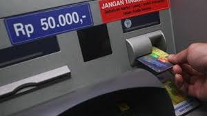 Saat hendak mentransfer uang, kamu mungkin harus mendatangi mesin atm atau teller di bank. Karyawan Di Serang Jadi Korban Ganjal Atm Gaji Sebulan Melayang Bantennews Co Id Berita Banten Hari Ini