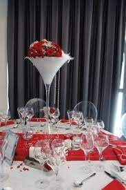 One Day Event Decoration De Table Martini Blanc Roses Rouges Plumes Blanches Salle De Reception Le Rivi Table Mariage Verre Decoration Deco Table Mariage