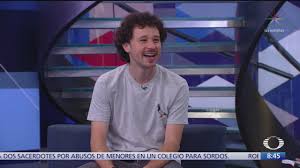Luisito comunica es el pseudónimo de luis arturo villar sudek (puebla, méxico, 1991), el contador de historias más querido de hispanoamérica.con su particular estilo desenfadado, luisito muestra su encantadora personalidad trasmitiendo sus aventuras alrededor del mundo con un balance perfecto entre datos curiosos, bromas y reflexiones, que hacen de cada uno de sus videos una experiencia. Luisito Comunica Presenta Libro Lugares Asombrosos Noticieros Televisa