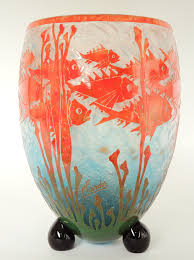 Enchere Record De 18 555 Pour Un Vase Le Verre Francais Charder Grand Vase Poissons Verre Art Deco Verre Grands Vases