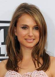 Natalie Portman Glows In This Medium Length Haircut With Soft Layers And Mixed Caramel And Honey Highlights Colored Hair Tips Hair Styles Light Brown Hair